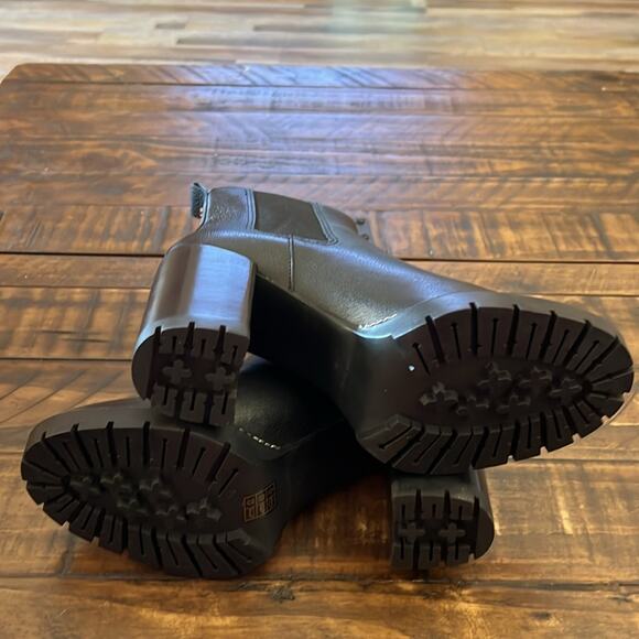 Tory Burch Carson Tumbled Leather Classic Chelsea Lug Sole Ankle Boots NEW 10 - Picture 10 of 12